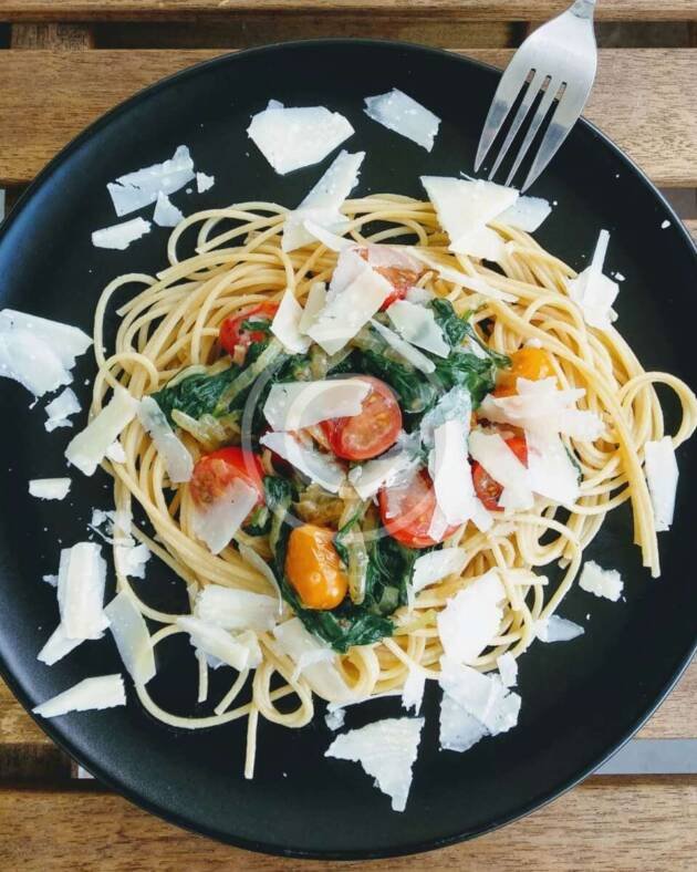 Pasta with cherry & spinach